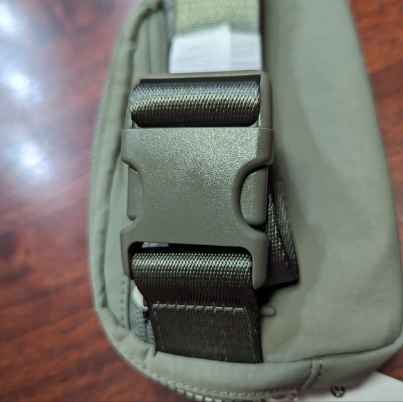 Lululemon Everywhere belt bag 1L green sage NWT - Picture 8 of 10